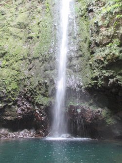 Cascade à la fin de la rando. - Randonnée PR9 Levada do Caldeirão Verde Santana