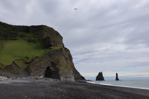 Grotte de Hálsanefshellir et formation rocheuse Reynisdrangar - Plage de sable noir de Reynisfjara 